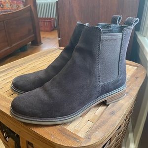 Clarks Women’s brown suede booties size 8-1/2. Great condition.